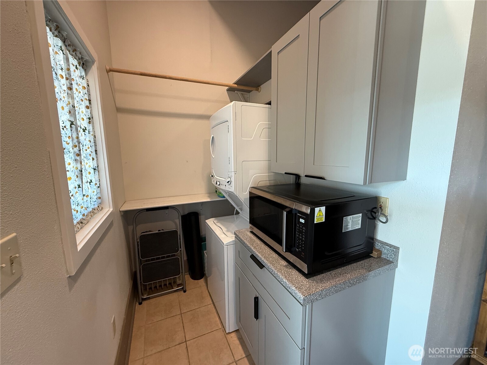 250 East Main Street Dayton, WA 99328 - Photo 25 of 33 a kitchen with a stove and a microwave