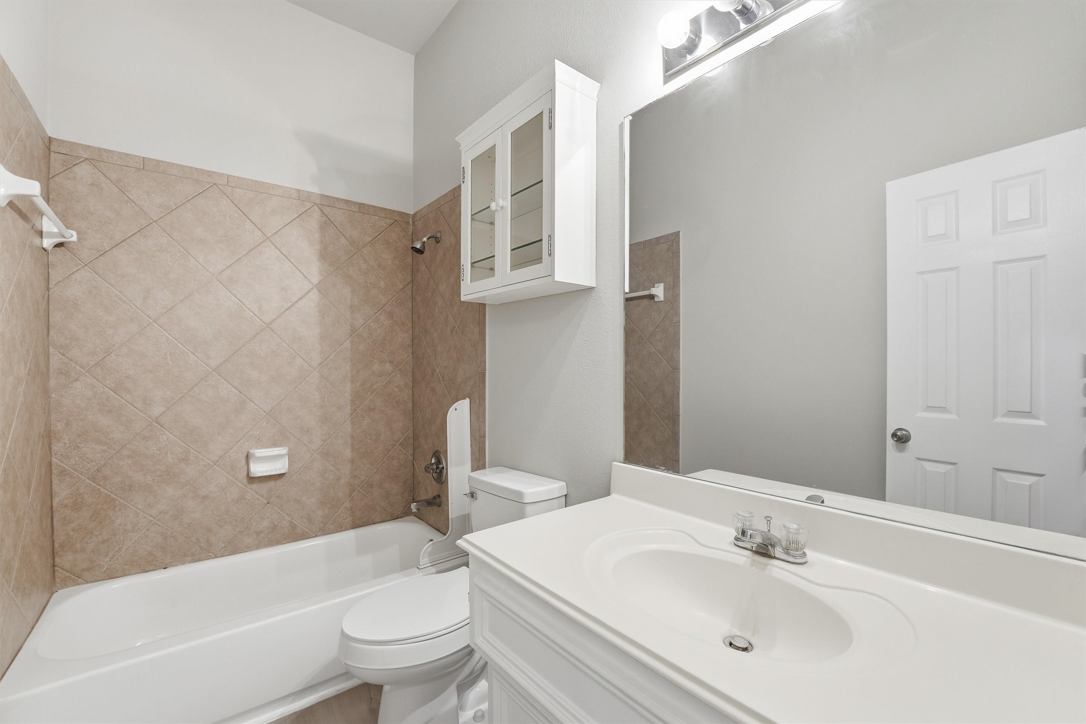 20931 Hamlet Ridge Lane Katy, TX 77449 - Photo 21 of 23 Full bath conveniently located near secondary bedrooms.