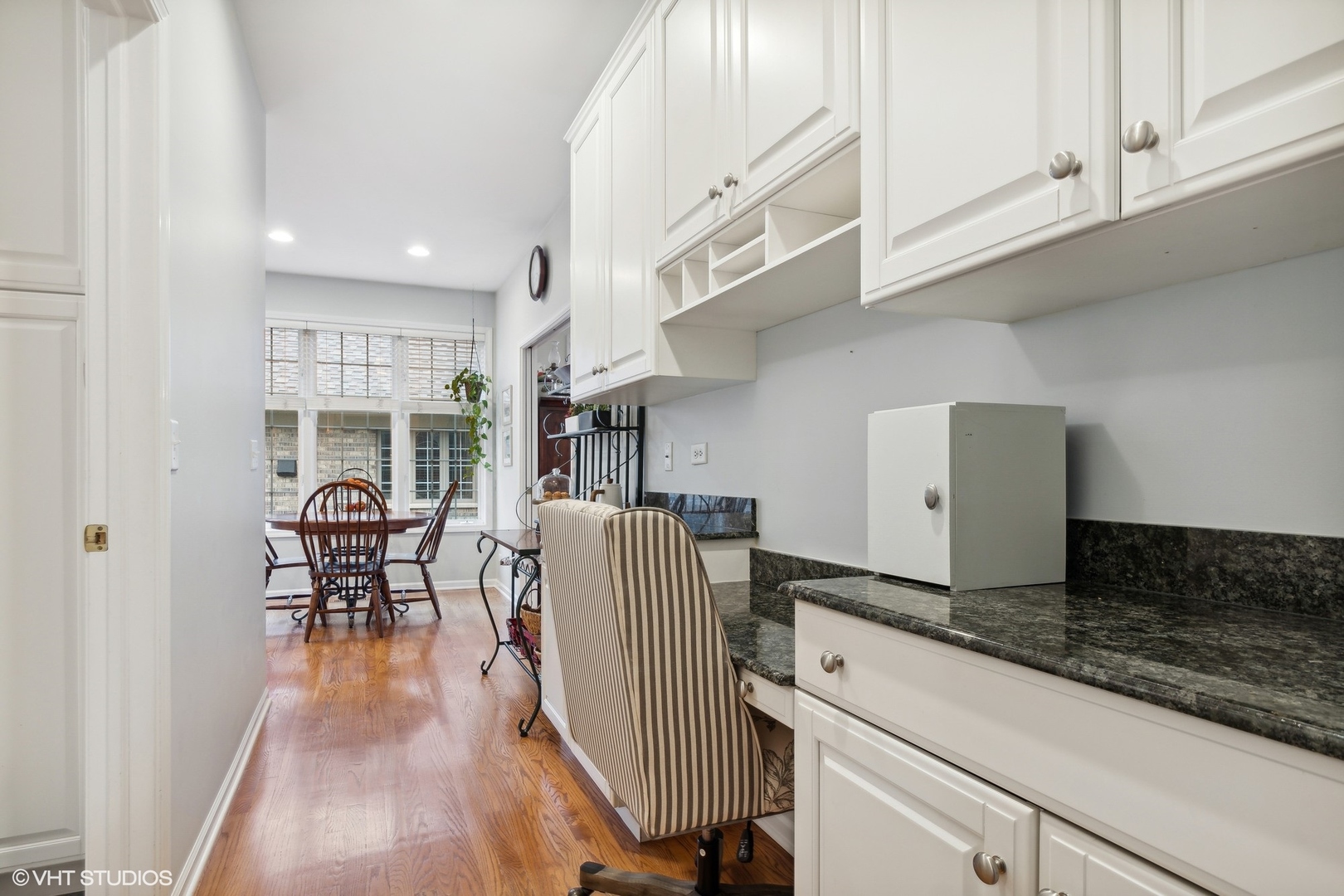 2013 Royal Ridge Drive Northbrook, IL 60062 - Photo 14 of 43 a living room with furniture