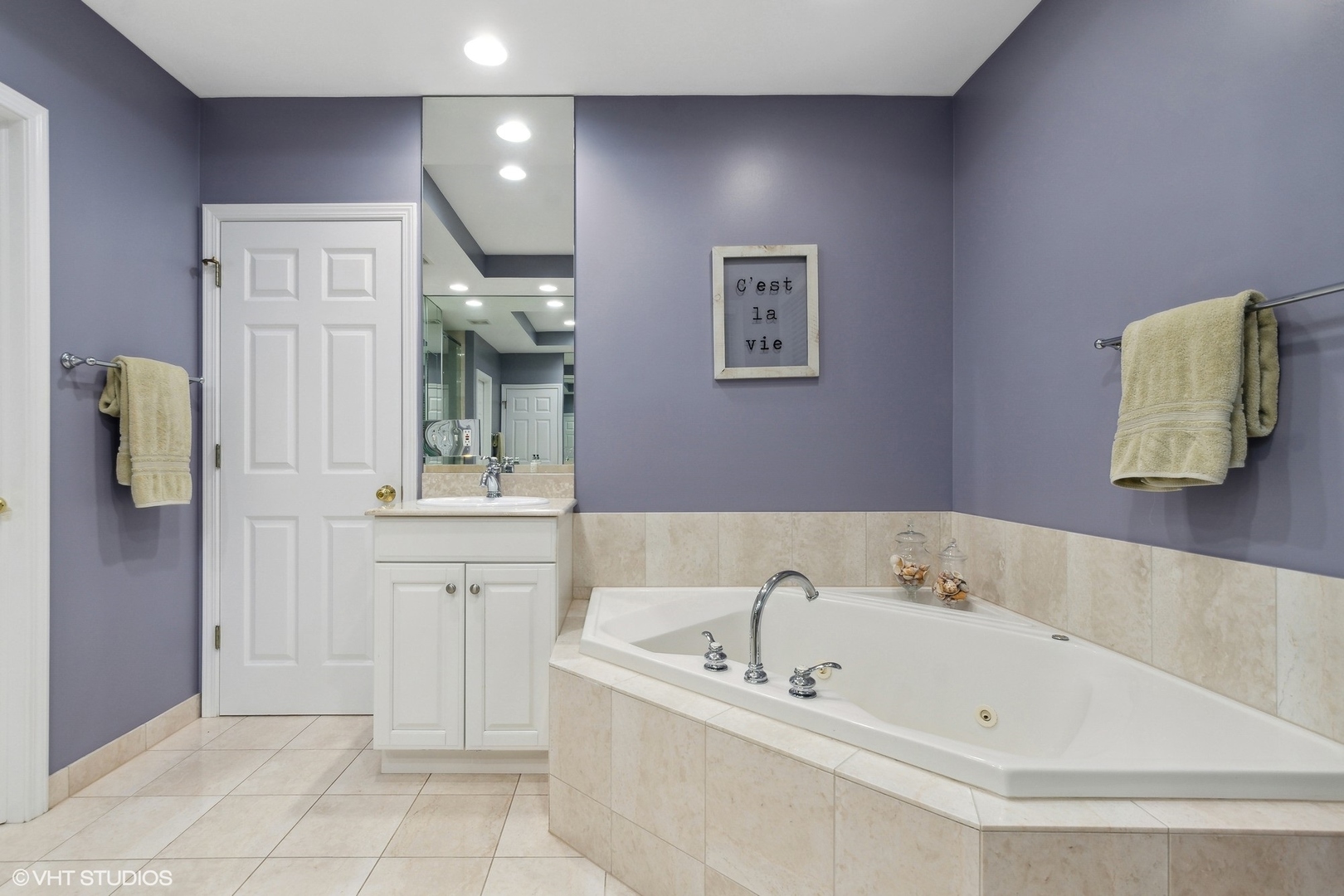 2013 Royal Ridge Drive Northbrook, IL 60062 - Photo 19 of 43 a bathroom with a bathtub and mirror