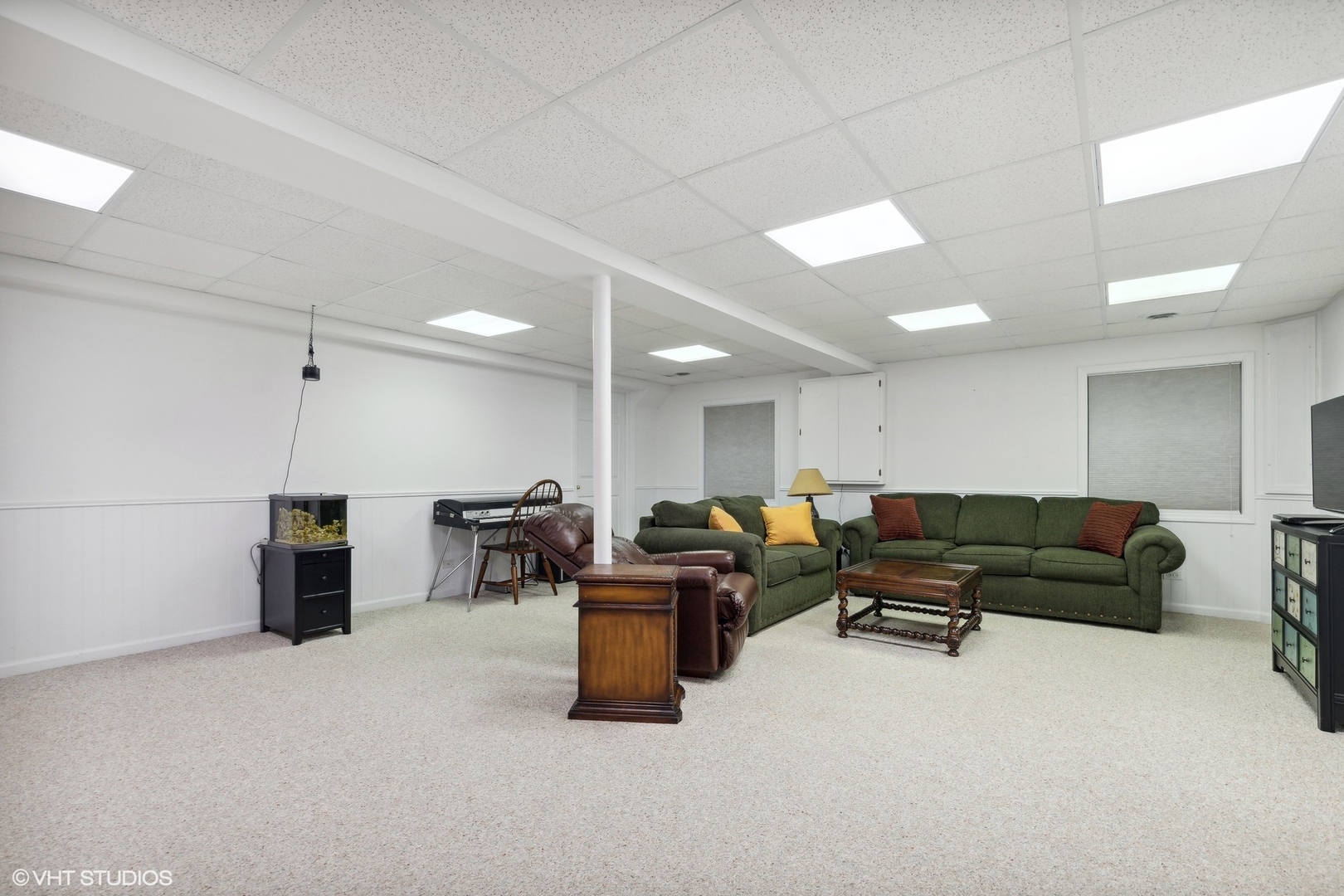 2013 Royal Ridge Drive Northbrook, IL 60062 - Photo 25 of 43 a living room with furniture