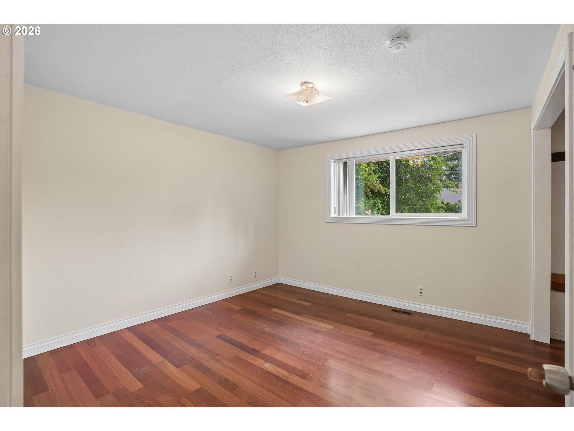 992 South South End Road Oregon City, OR 97045 - Photo 22 of 38 an empty room with wooden floor and windows