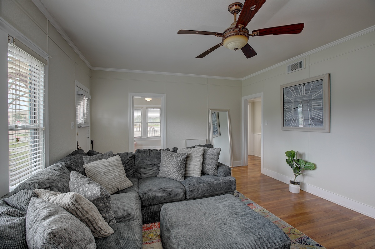 1708 Olive Street Georgetown, TX 78626 - Photo 20 of 38 Living area