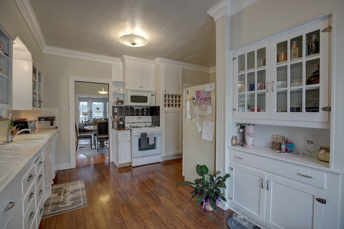 1708 Olive Street Georgetown, TX 78626 - Photo 22 of 38 Ample sized kitchen with eat in breakfast area. French doors lead to the back deck for barbecues with friends or family
