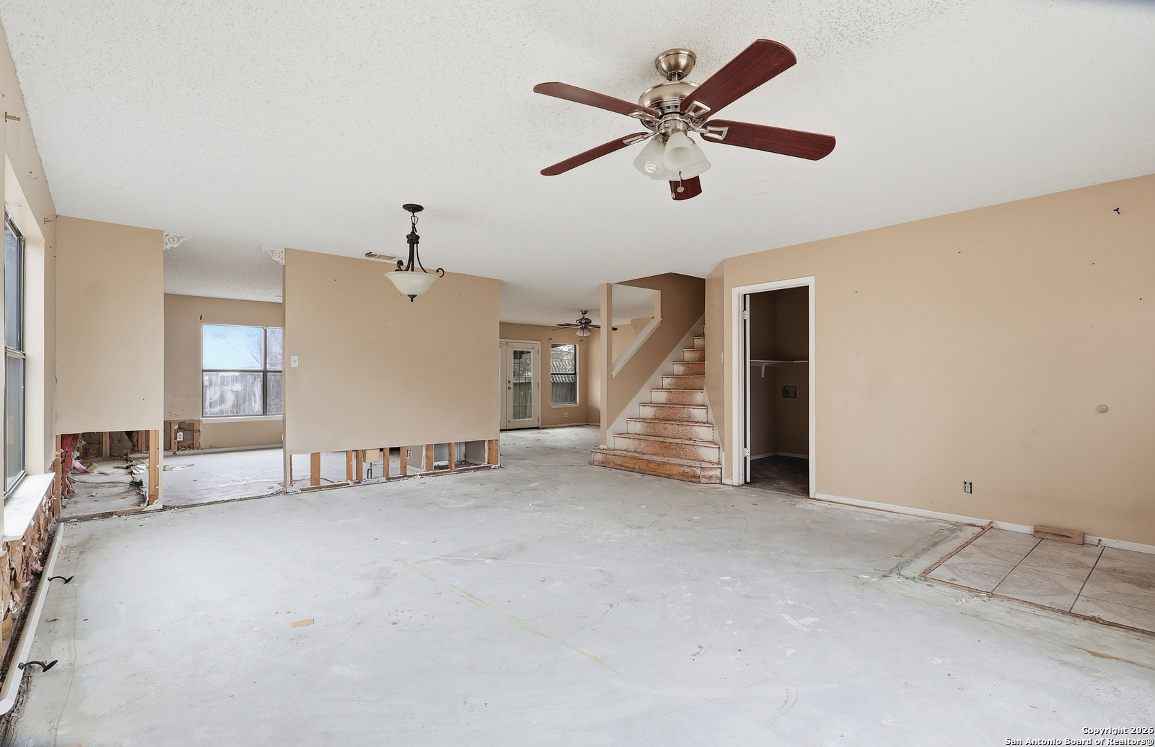 8264 Longhorn Ridge Drive Converse, TX 78109 - Photo 3 of 16 an empty room with windows and a ceiling fan