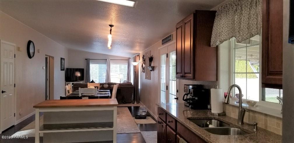 9851 Mieras Road Yakima, WA 98901 - Photo 11 of 27 Kitchen Into Dining & Family Rooms