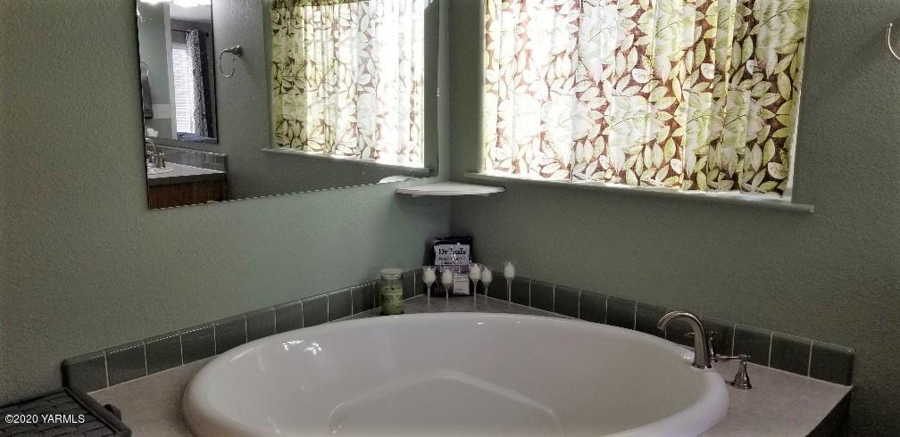 9851 Mieras Road Yakima, WA 98901 - Photo 14 of 27 Master Soaking Tub