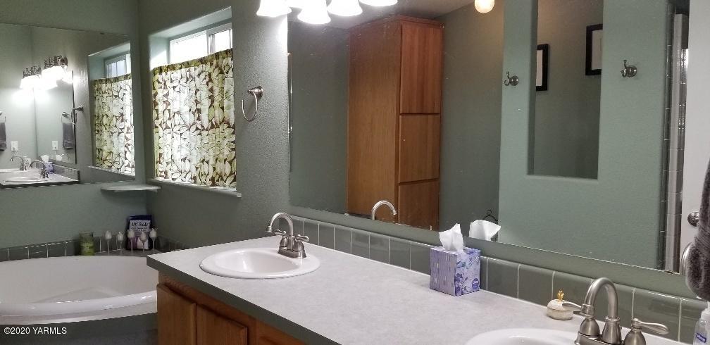 9851 Mieras Road Yakima, WA 98901 - Photo 15 of 27 Master Double Vanity