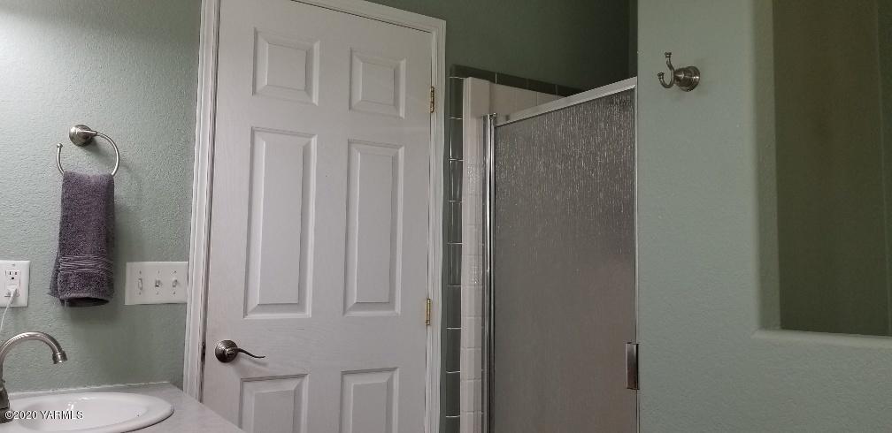 9851 Mieras Road Yakima, WA 98901 - Photo 16 of 27 Master Shower