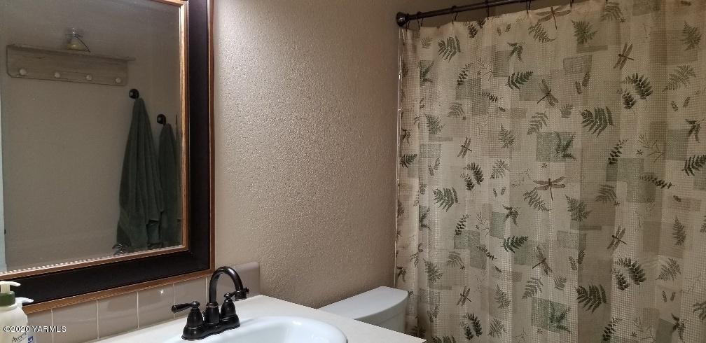 9851 Mieras Road Yakima, WA 98901 - Photo 19 of 27 Main Bathroom