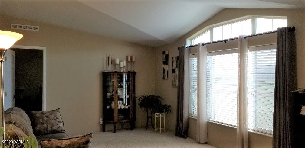 9851 Mieras Road Yakima, WA 98901 - Photo 3 of 27 Living Room