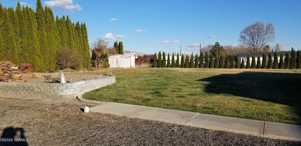 9851 Mieras Road Yakima, WA 98901 - Photo 22 of 27 Fenced Backyard & Firepit