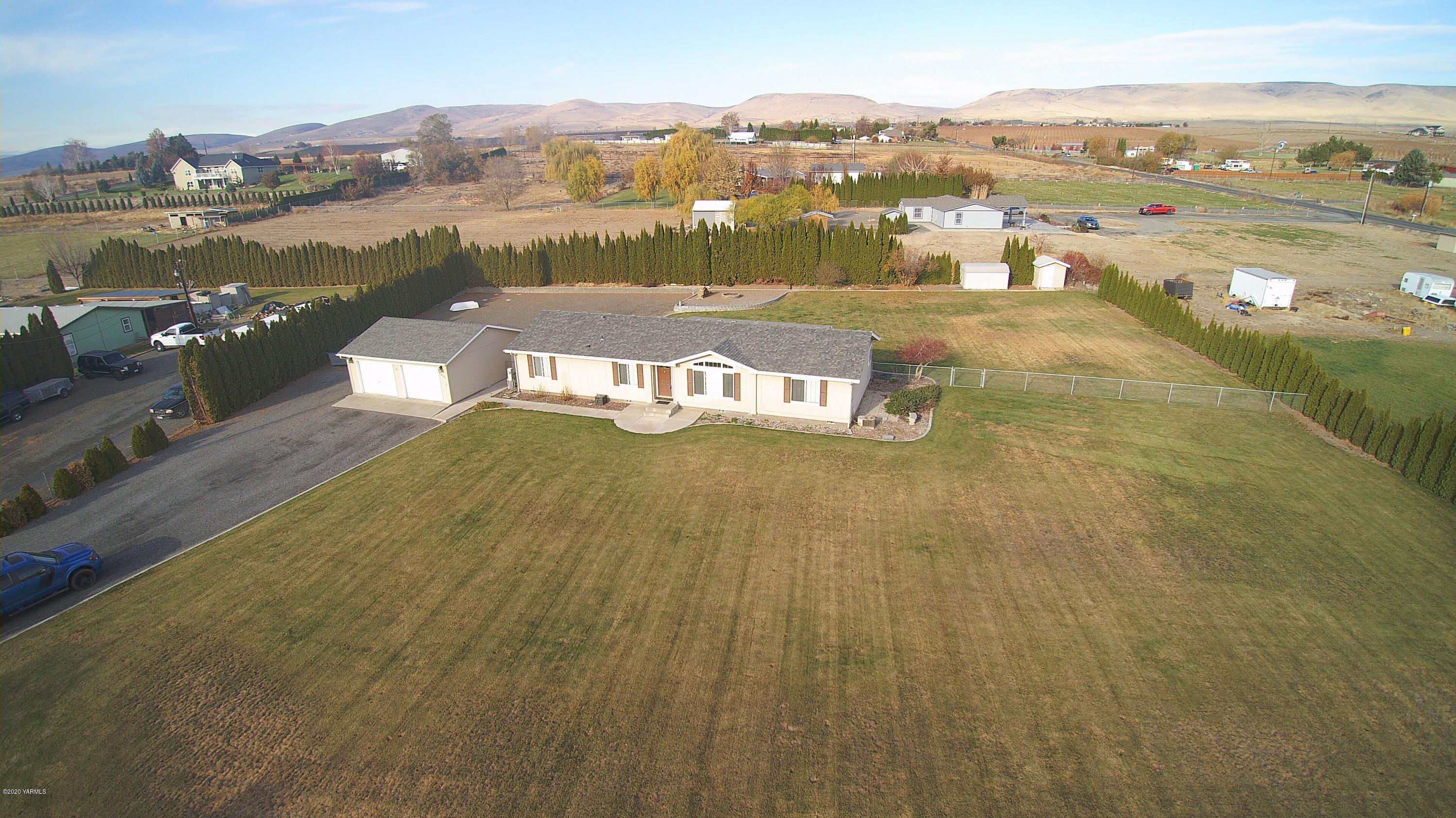 9851 Mieras Road Yakima, WA 98901 - Photo 25 of 27 Large Front Yard