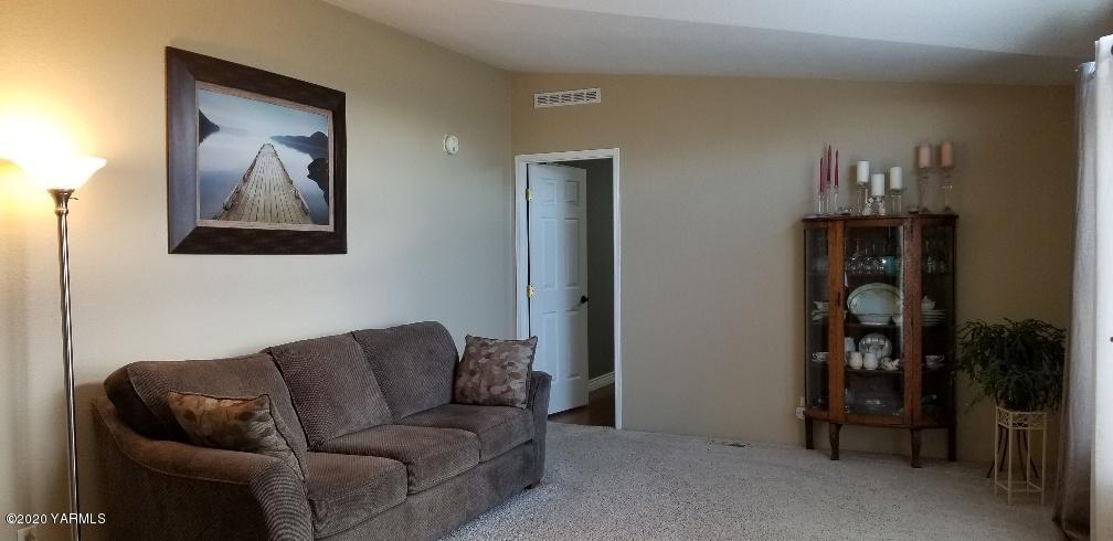 9851 Mieras Road Yakima, WA 98901 - Photo 4 of 27 Living Room