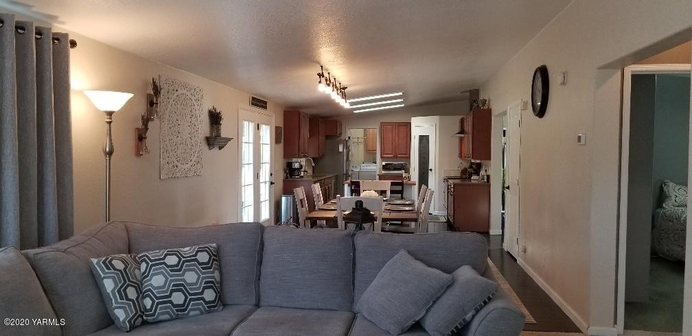 9851 Mieras Road Yakima, WA 98901 - Photo 5 of 27 Family Room Into Kitchen