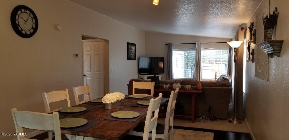 9851 Mieras Road Yakima, WA 98901 - Photo 6 of 27 Dining room Into Family Room