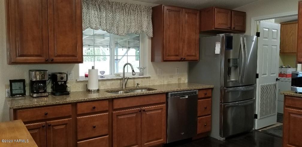 9851 Mieras Road Yakima, WA 98901 - Photo 8 of 27 Kitchen