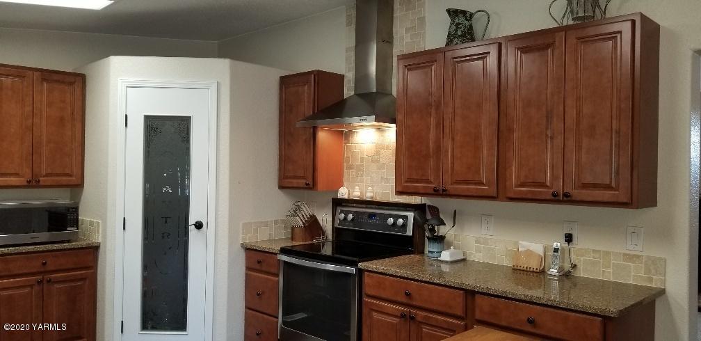9851 Mieras Road Yakima, WA 98901 - Photo 9 of 27 Walk-in Pantry