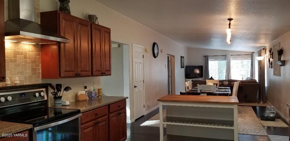 9851 Mieras Road Yakima, WA 98901 - Photo 10 of 27 Kitchen Into Dining & Family Rooms