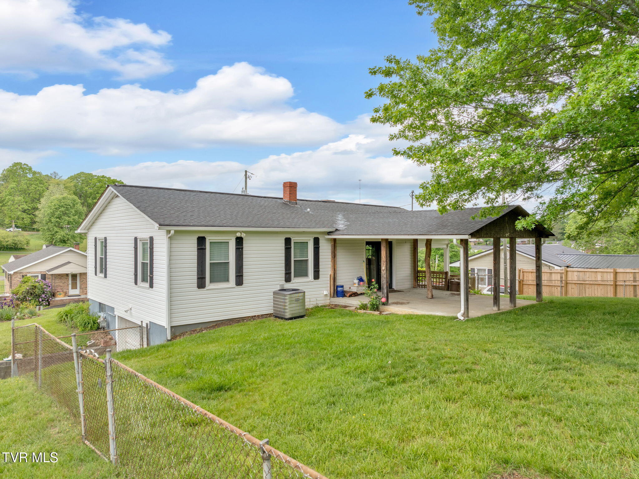270 Ruth Street Southwest Abingdon, VA 24210 - Photo 4 of 31 4-web-or-mls-JH 20250502-010