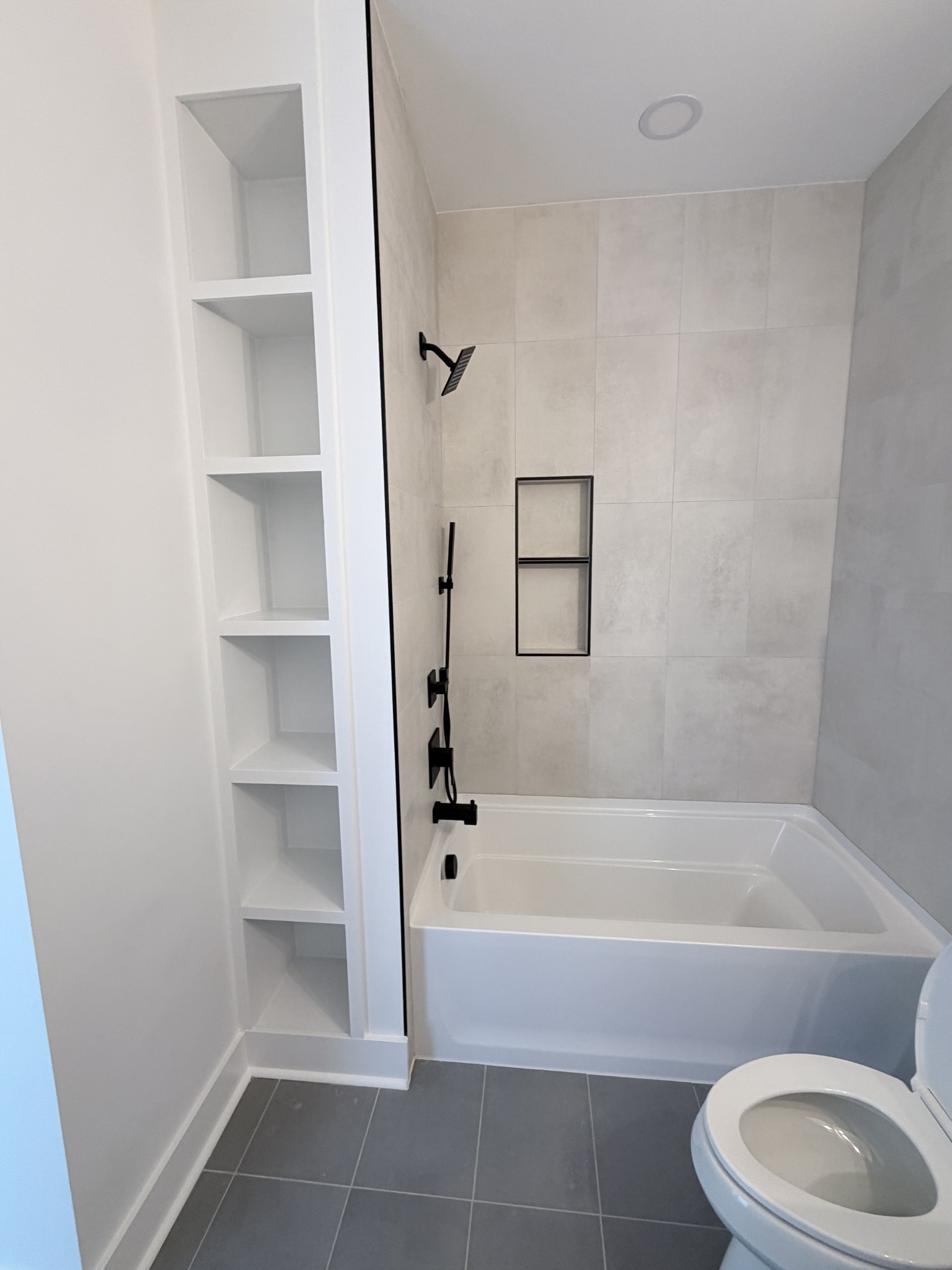6447 Hopewell Road Springfield, TN 37172 - Photo 47 of 61 a bathroom with a toilet and a bathtub