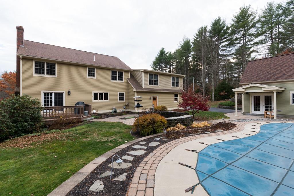 Very well-landscaped yard with...