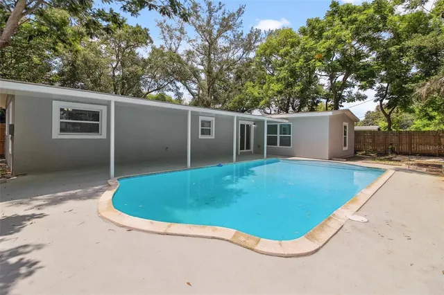 a view of outdoor kitchen and entertaining space