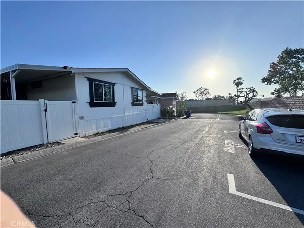 a view of a parking area