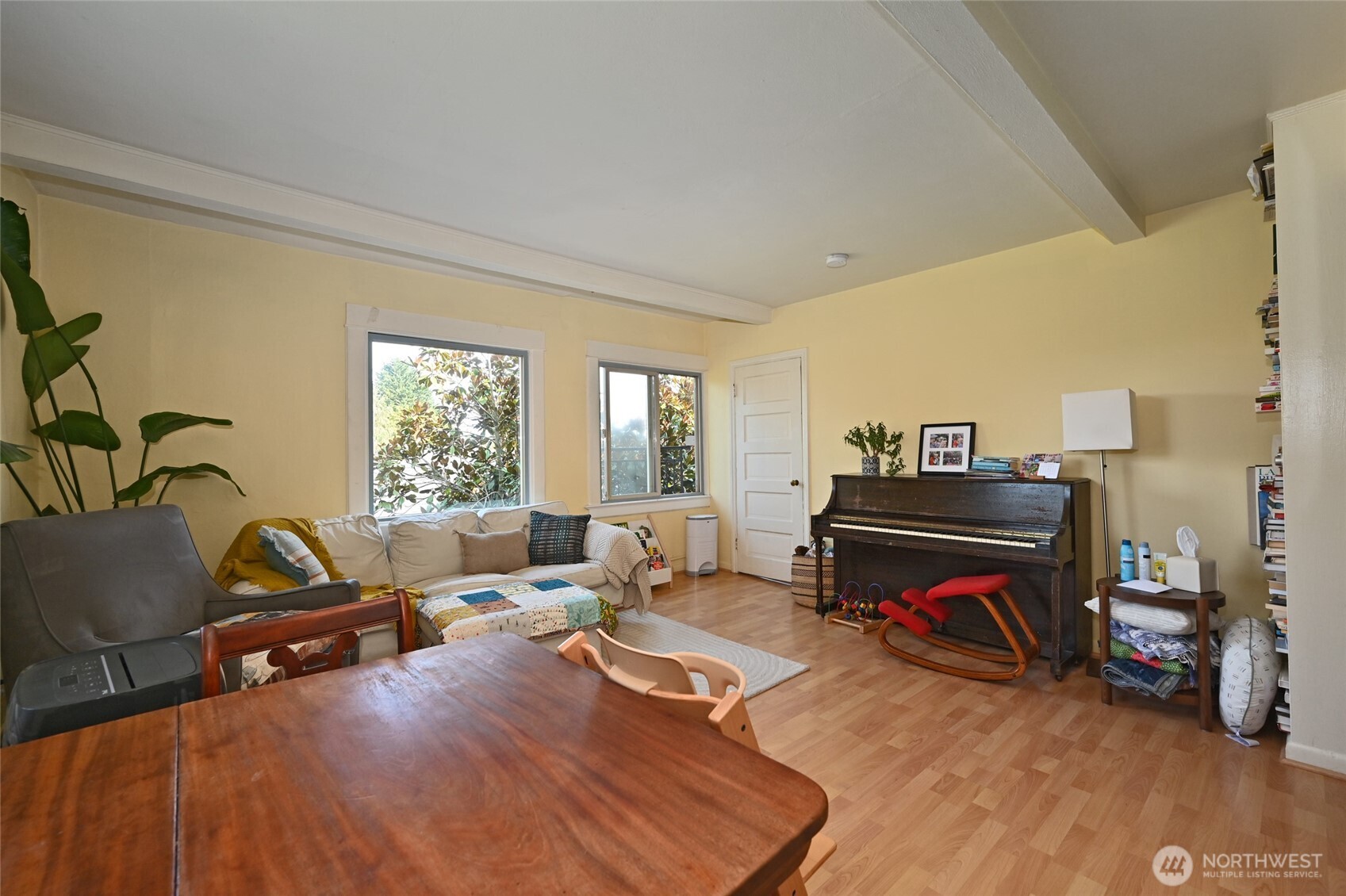 1425 East Prospect Street, Unit 110 Seattle, WA 98112 - Photo 15 of 40 a living room with furniture stove and a window