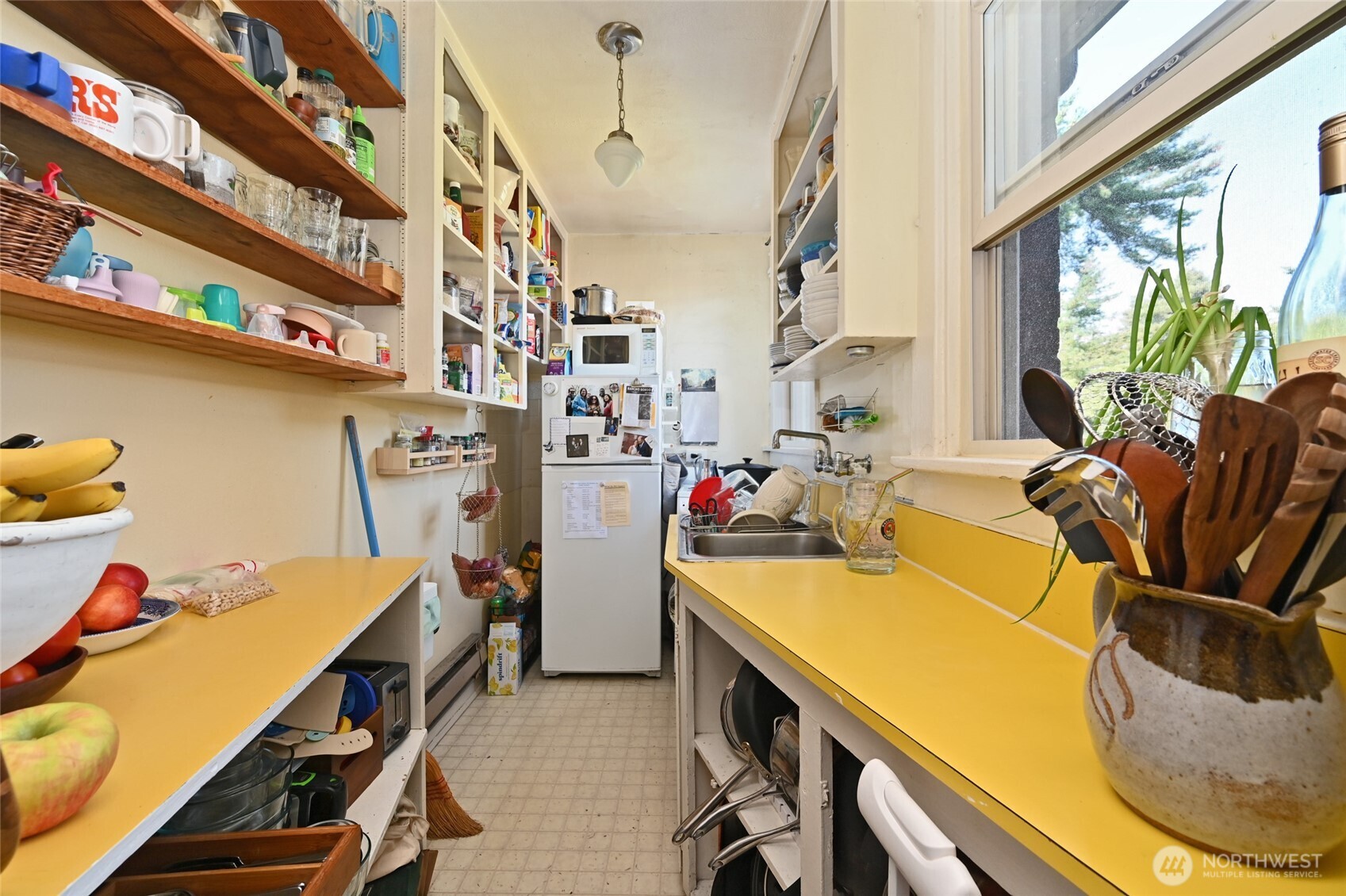 1425 East Prospect Street, Unit 110 Seattle, WA 98112 - Photo 17 of 40 a view of a room with workspace
