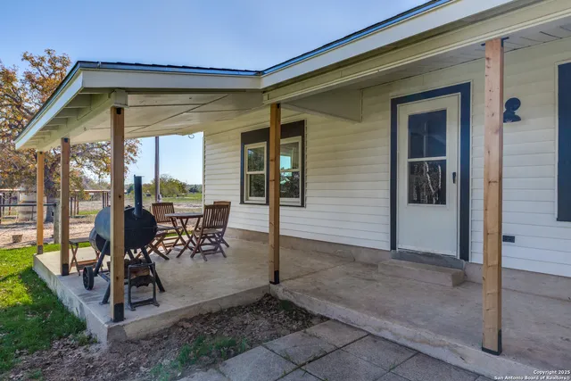 $575,000 | 1646 County Road 438, Nixon, TX 78140