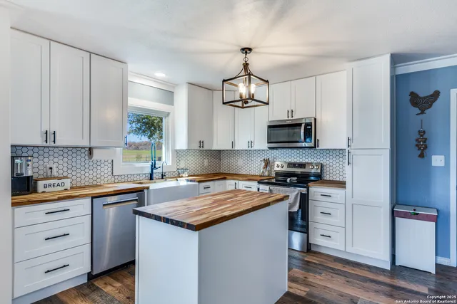 $575,000 | 1646 County Road 438, Nixon, TX 78140