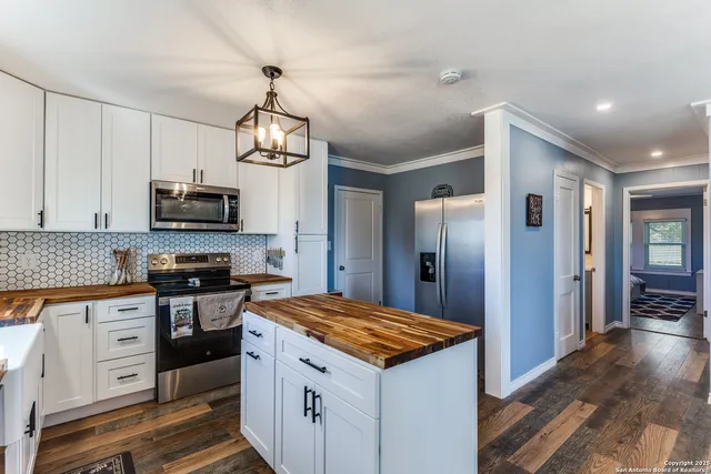 $575,000 | 1646 County Road 438, Nixon, TX 78140