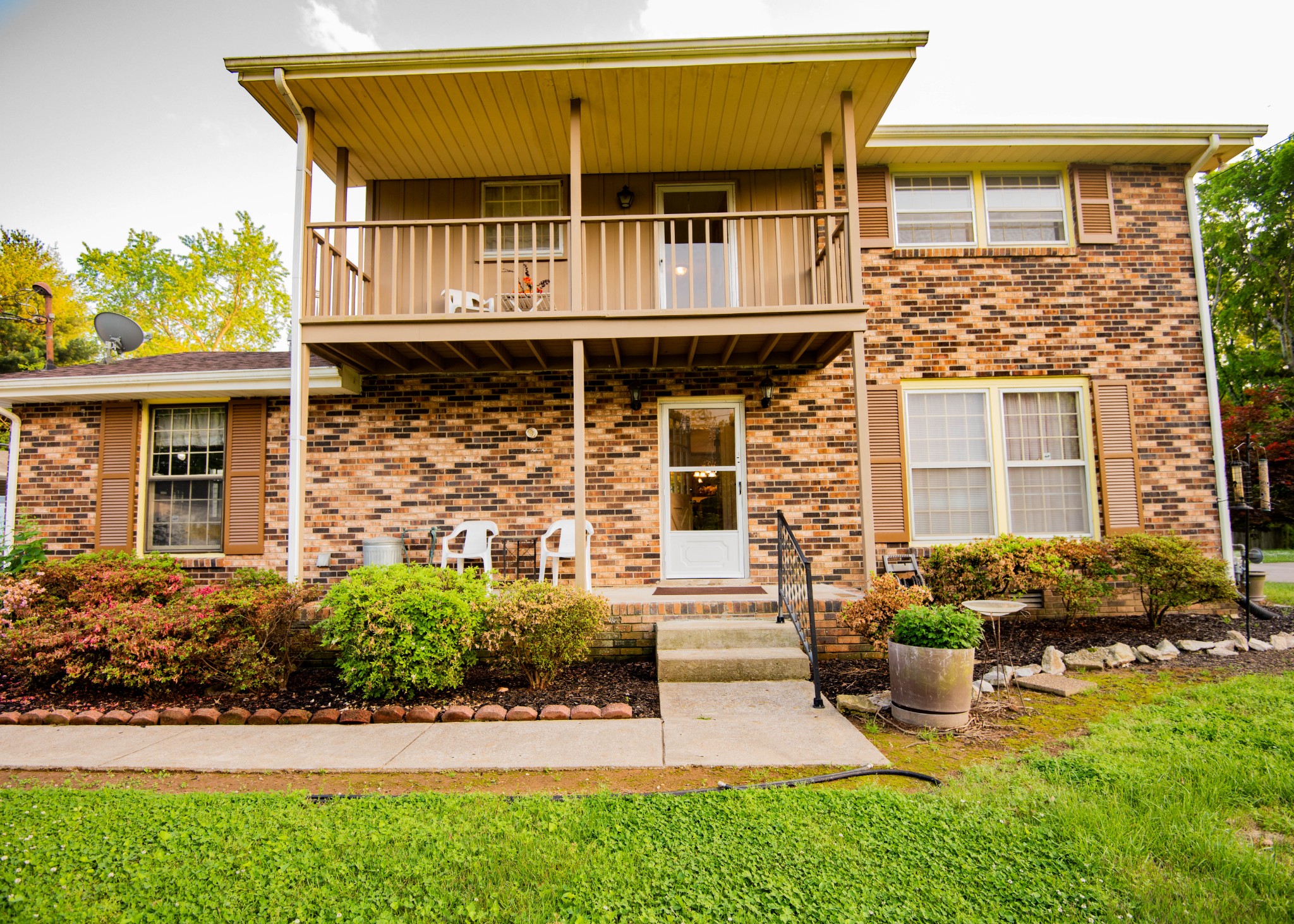 205 Green Harbor Road Old Hickory, TN 37138 - Photo 2 of 36 a front view of a house with garden
