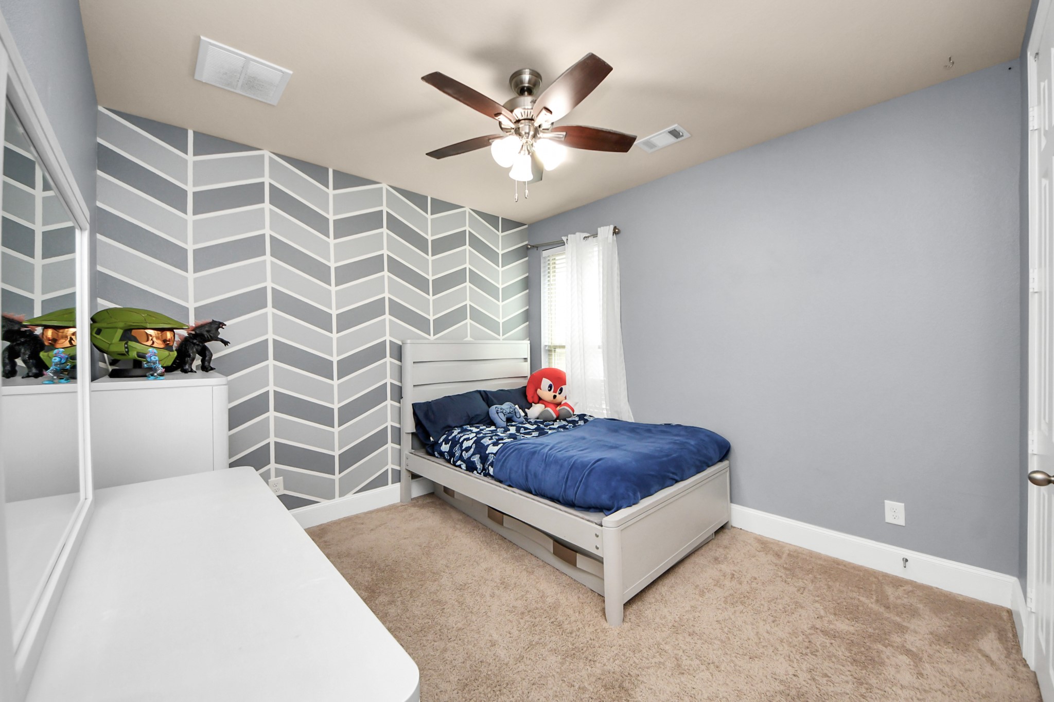 4811 Applewood Crest Lane Rosharon, TX 77583 - Photo 32 of 45 a living room with a ceiling fan and a rug