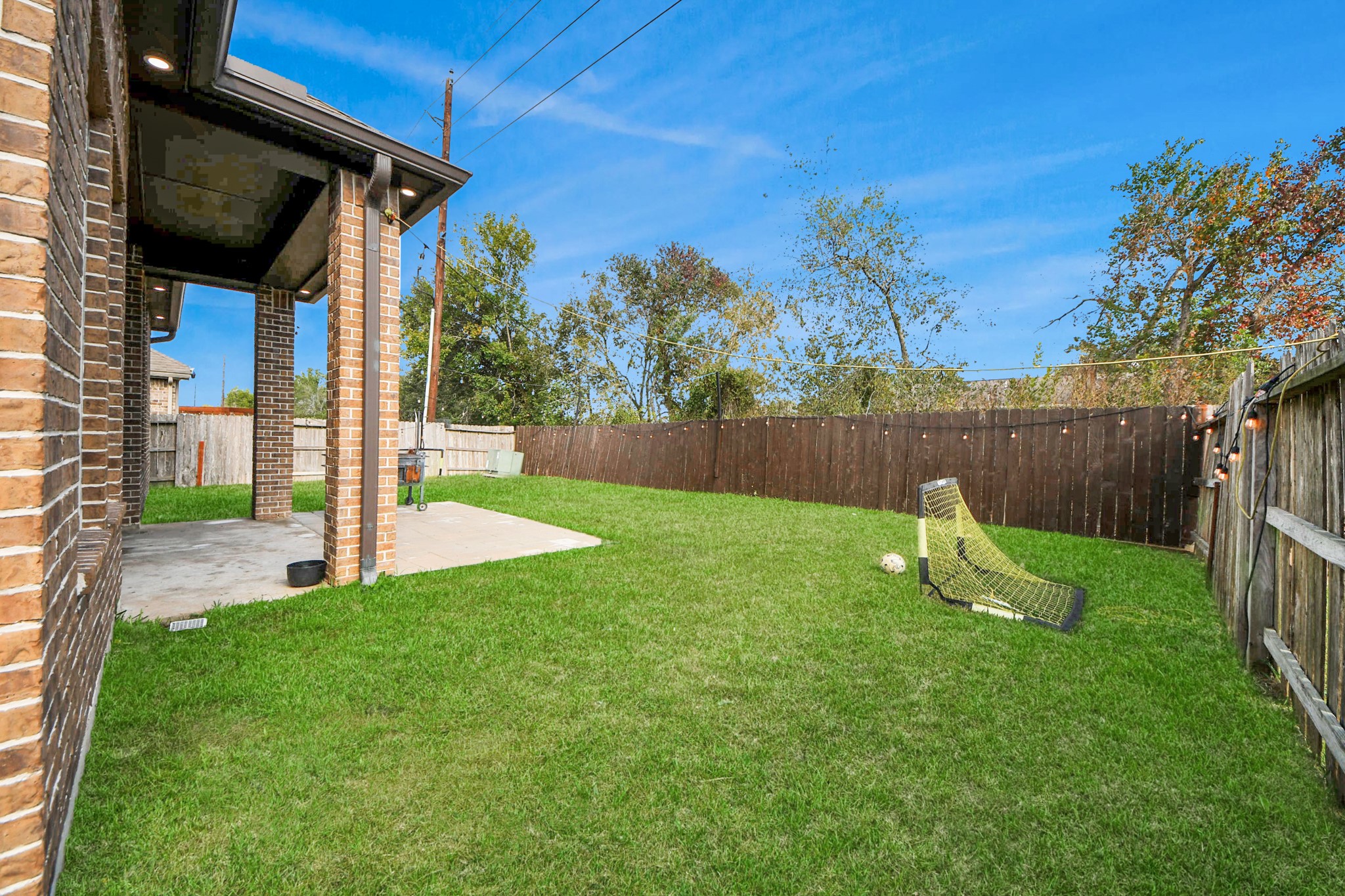4811 Applewood Crest Lane Rosharon, TX 77583 - Photo 35 of 45 a view of a backyard with a garden