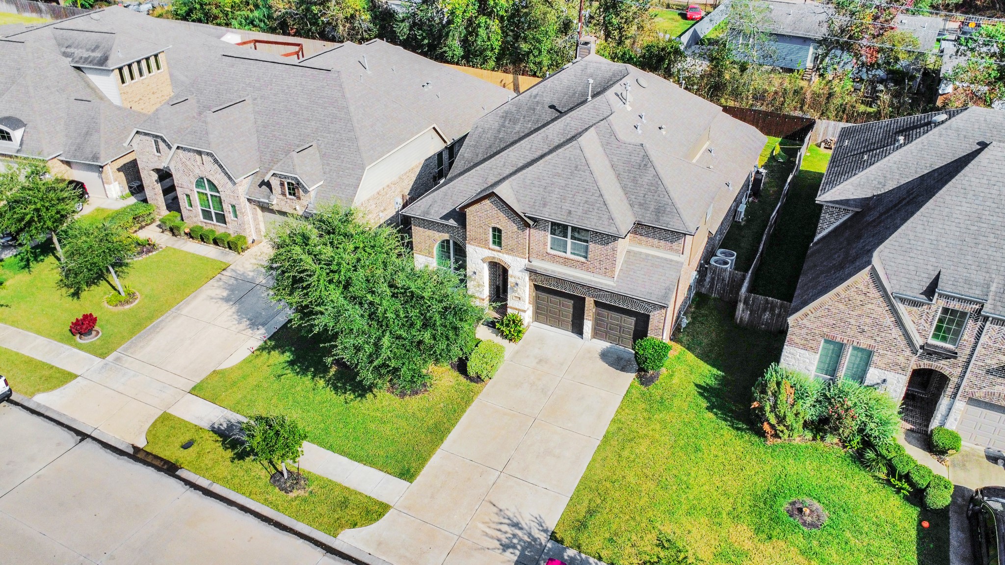4811 Applewood Crest Lane Rosharon, TX 77583 - Photo 40 of 45 an aerial view of a house with a yard and potted plants