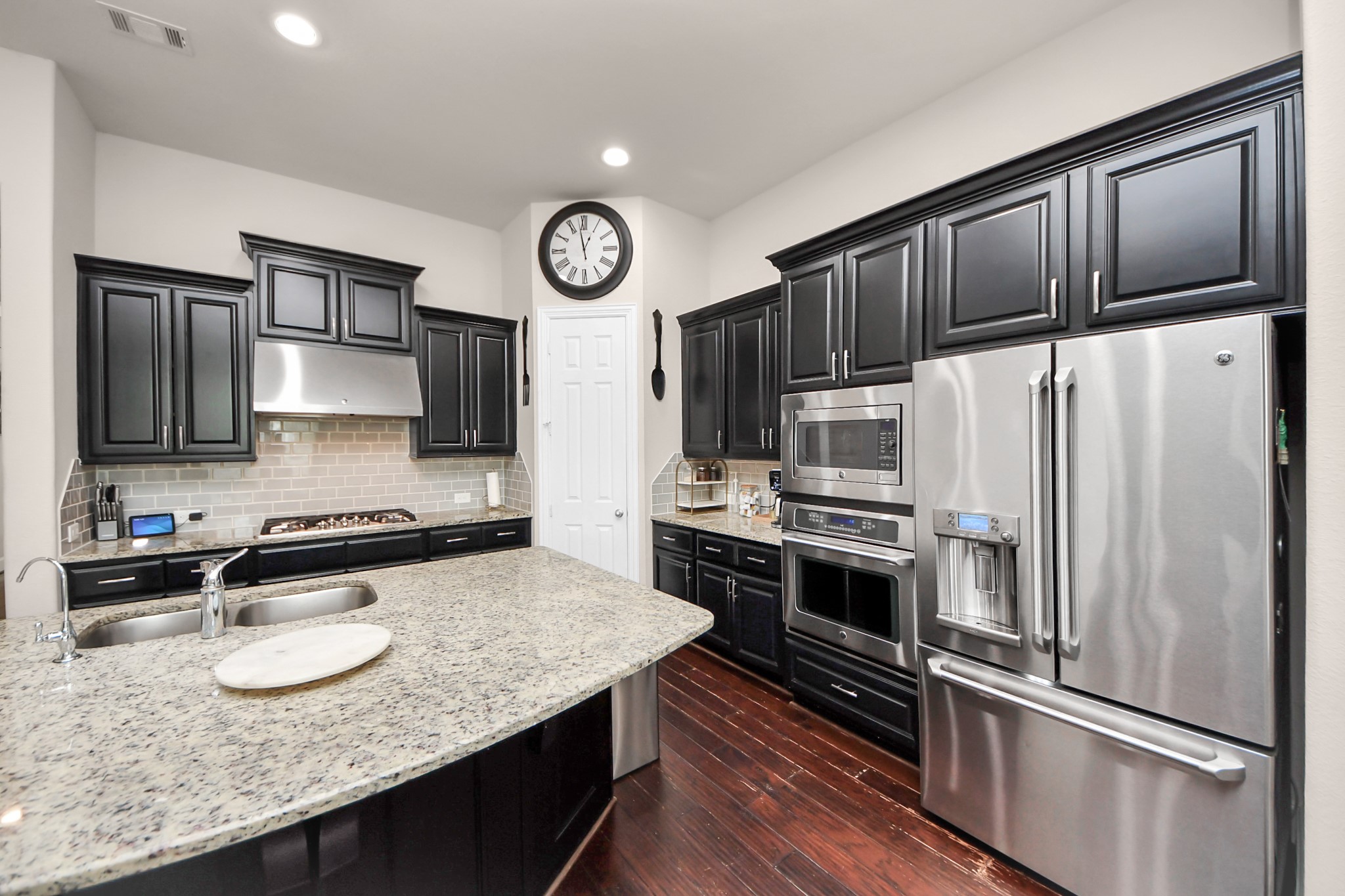 4811 Applewood Crest Lane Rosharon, TX 77583 - Photo 10 of 45 a kitchen with granite countertop stainless steel appliances and wooden cabinets