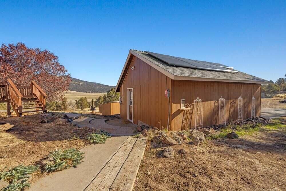17550 South Poe Valley Road Klamath Falls, OR 97603 - Photo 46 of 59 a front view of a house