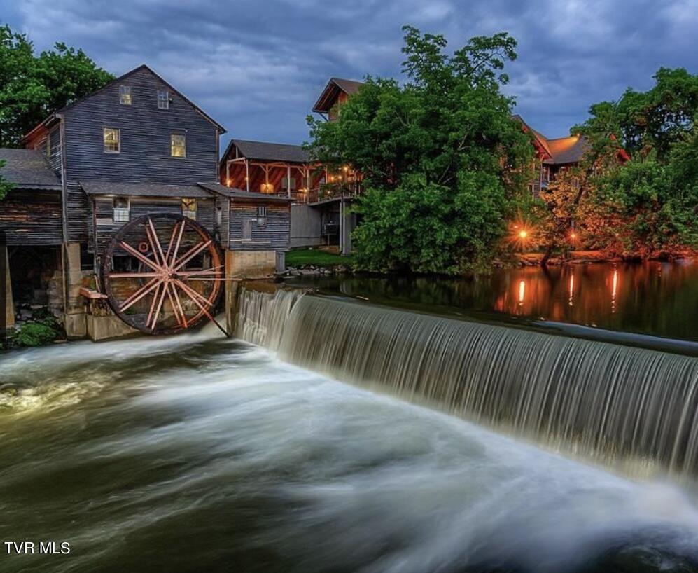 852 String Run Way Pigeon Forge, TN 37863 - Photo 34 of 40 IMG_5478