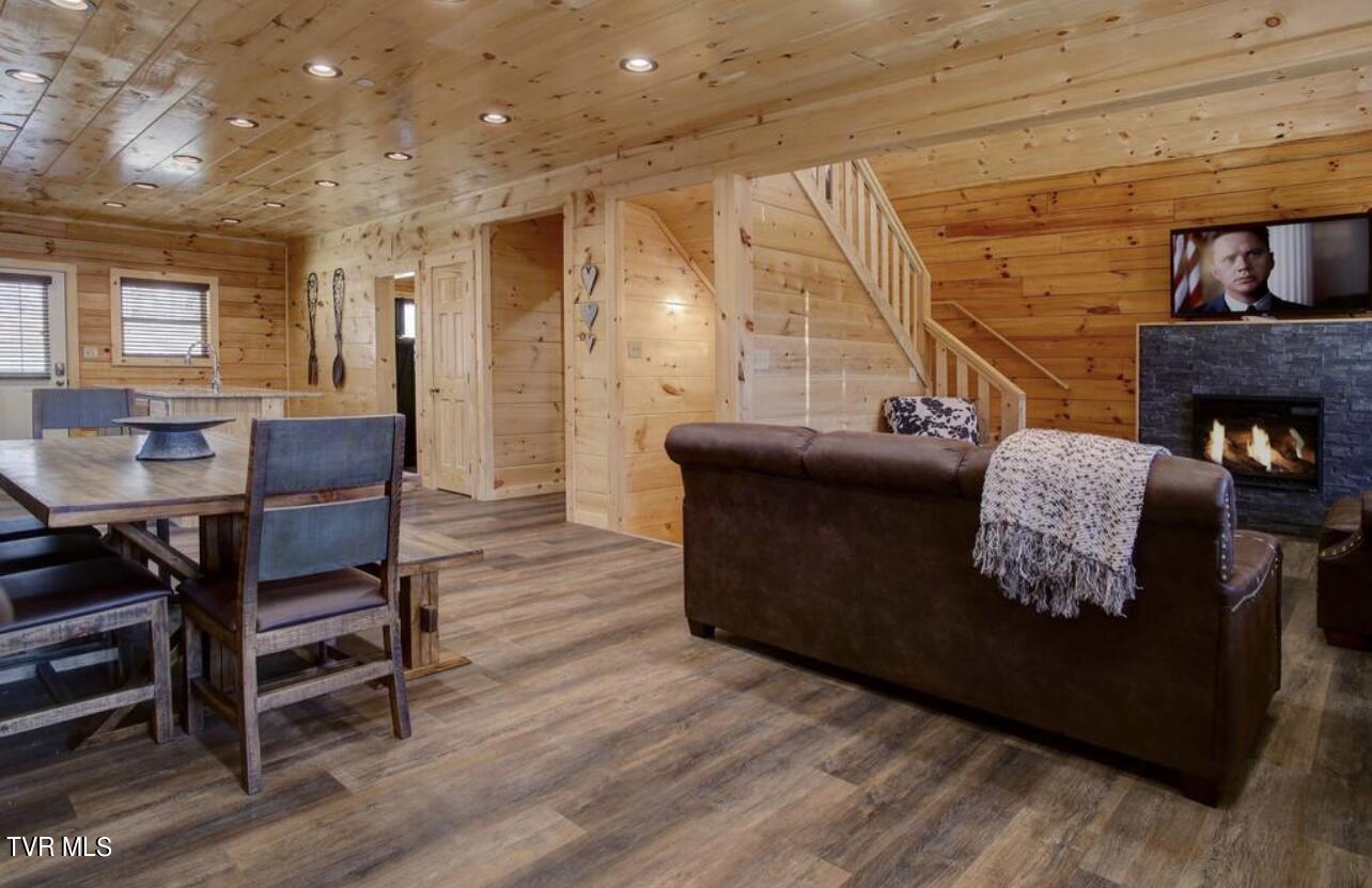 852 String Run Way Pigeon Forge, TN 37863 - Photo 10 of 40 IMG_5905