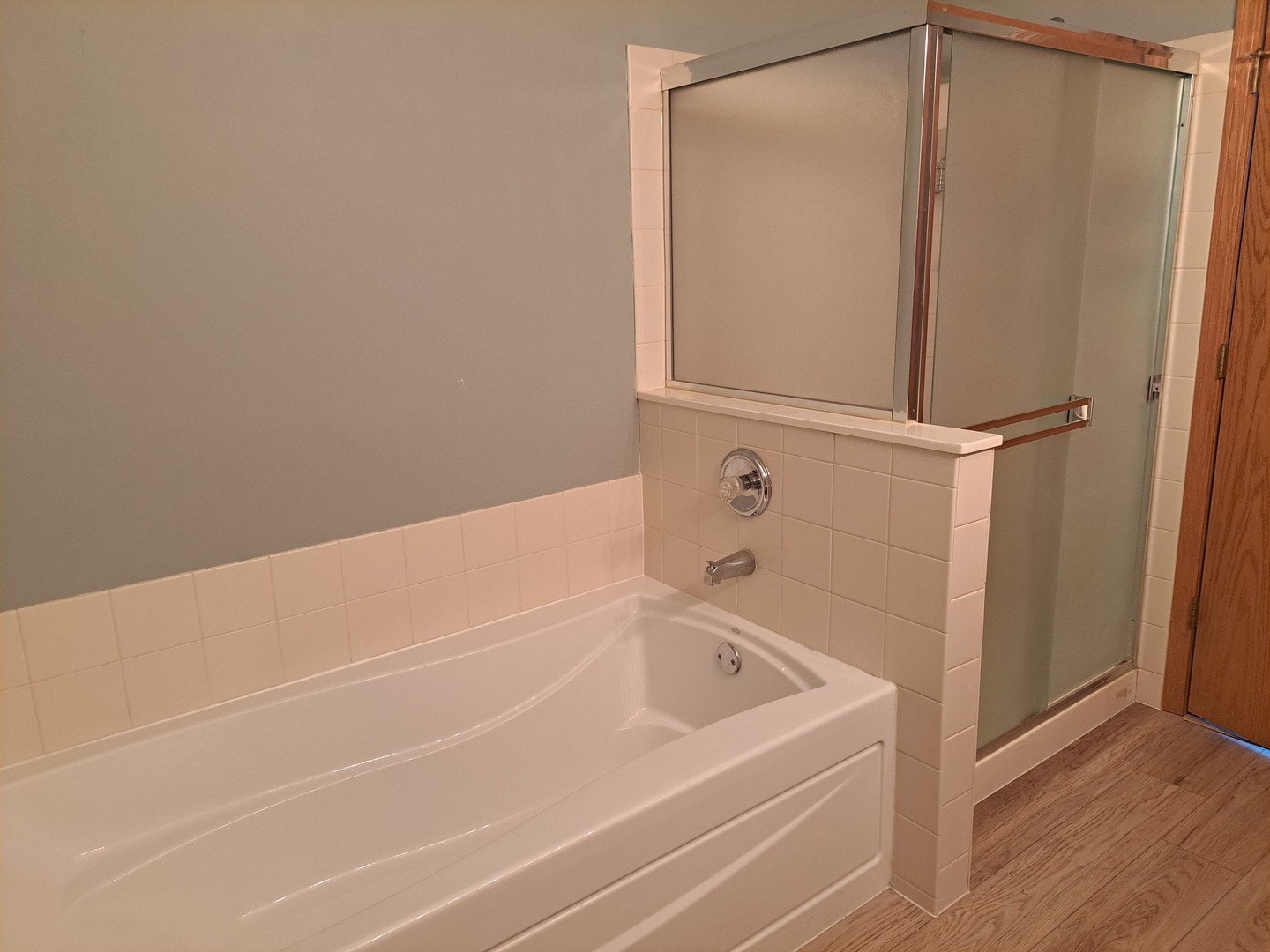5111 Freeport Court Plainfield, IL 60586 - Photo 20 of 24 a bathroom with a bathtub