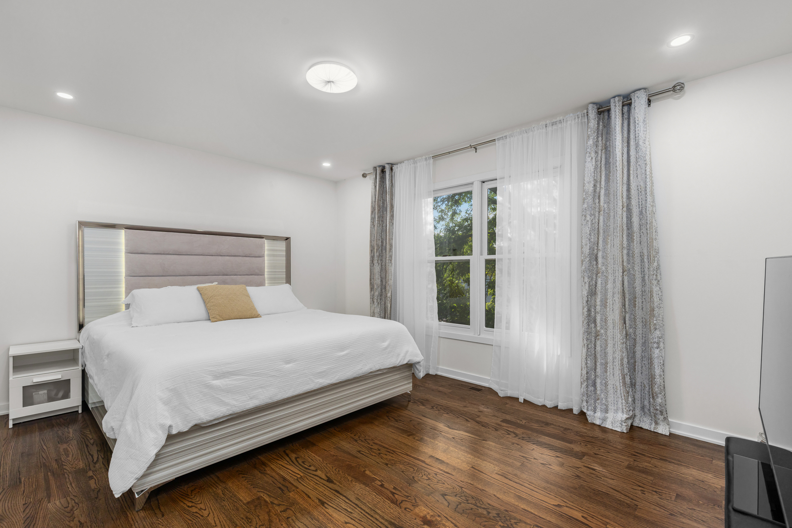 700 Fairfield Lane Algonquin, IL 60102 - Photo 21 of 39 a bedroom with a bed lamp and a large window