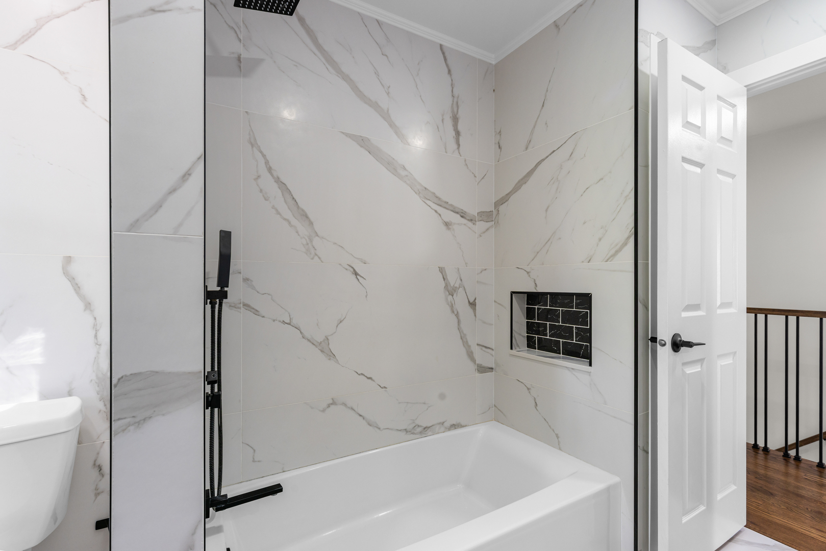 700 Fairfield Lane Algonquin, IL 60102 - Photo 24 of 39 a bathroom with a bathtub and a shower