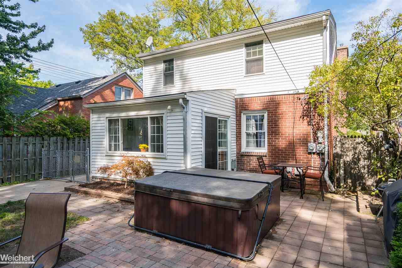 1649 Roslyn Road Grosse Pointe Woods, MI 48236 - Photo 5 of 30