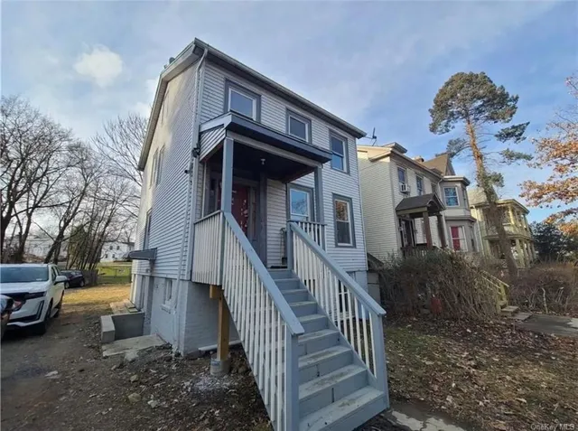 a view of a house with a yard