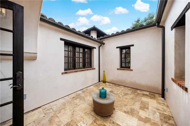 a picture of a bench in a picture