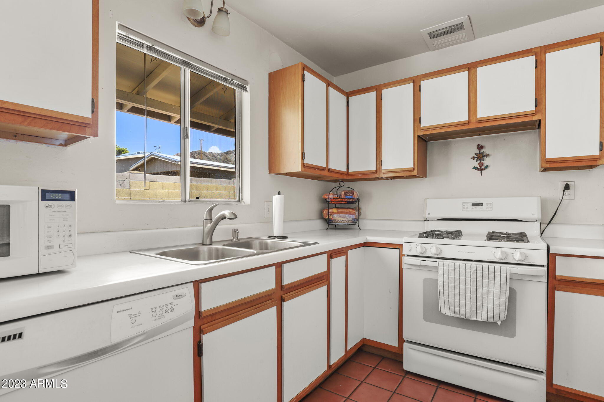 1536 East Mountain View Road Phoenix, AZ 85020 - Photo 20 of 45 All appliances included