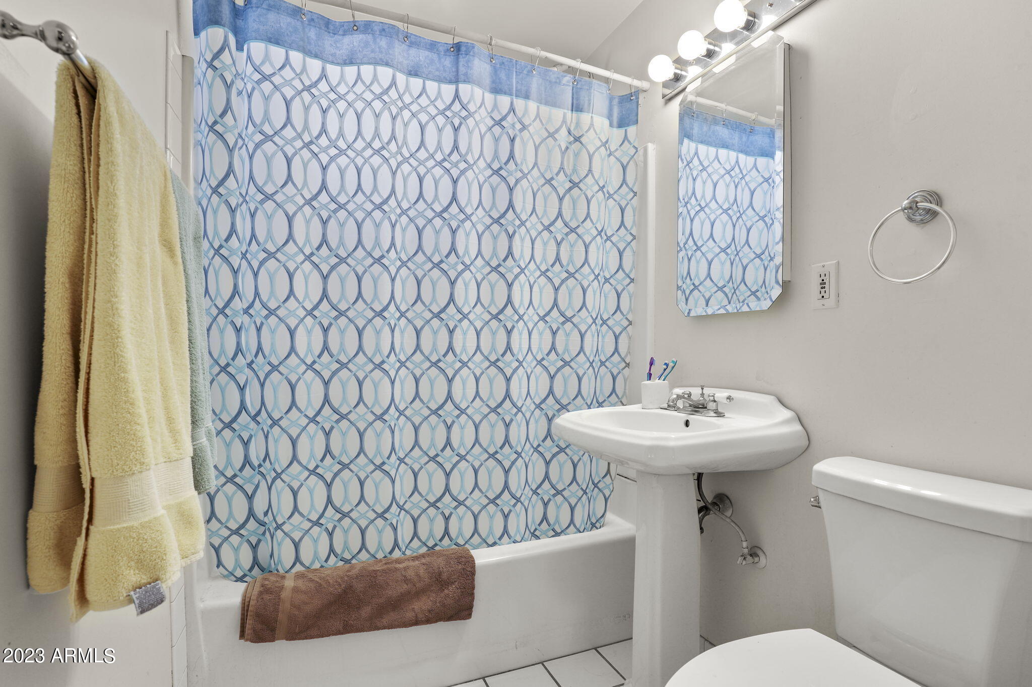 1536 East Mountain View Road Phoenix, AZ 85020 - Photo 33 of 45 Hall bathroom
