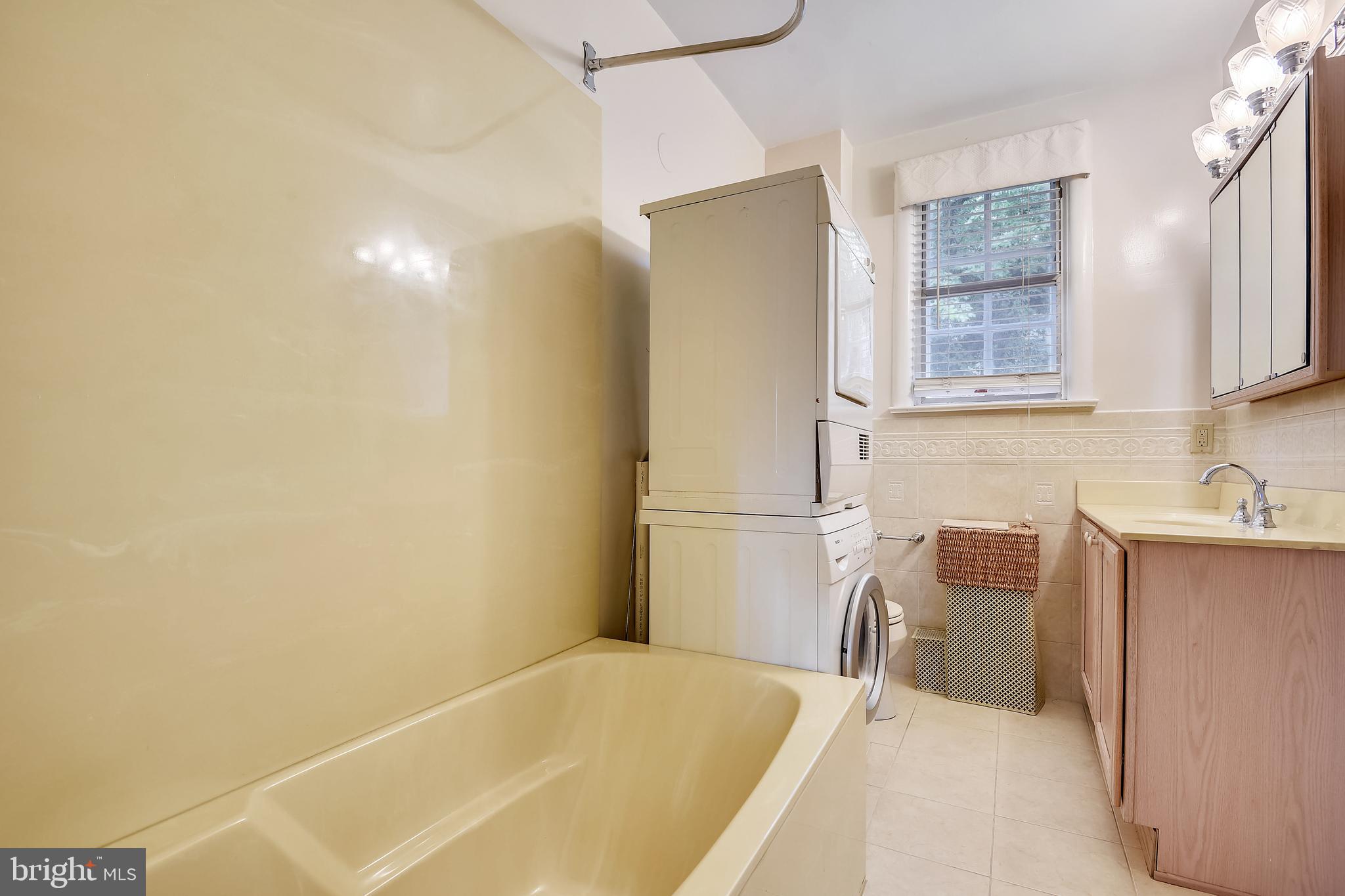 6 Upland Road, Unit K2 L2 Baltimore, MD 21210 - Photo 43 of 55 2nd bath w/ tub/shower combo+ Washer and Dryer